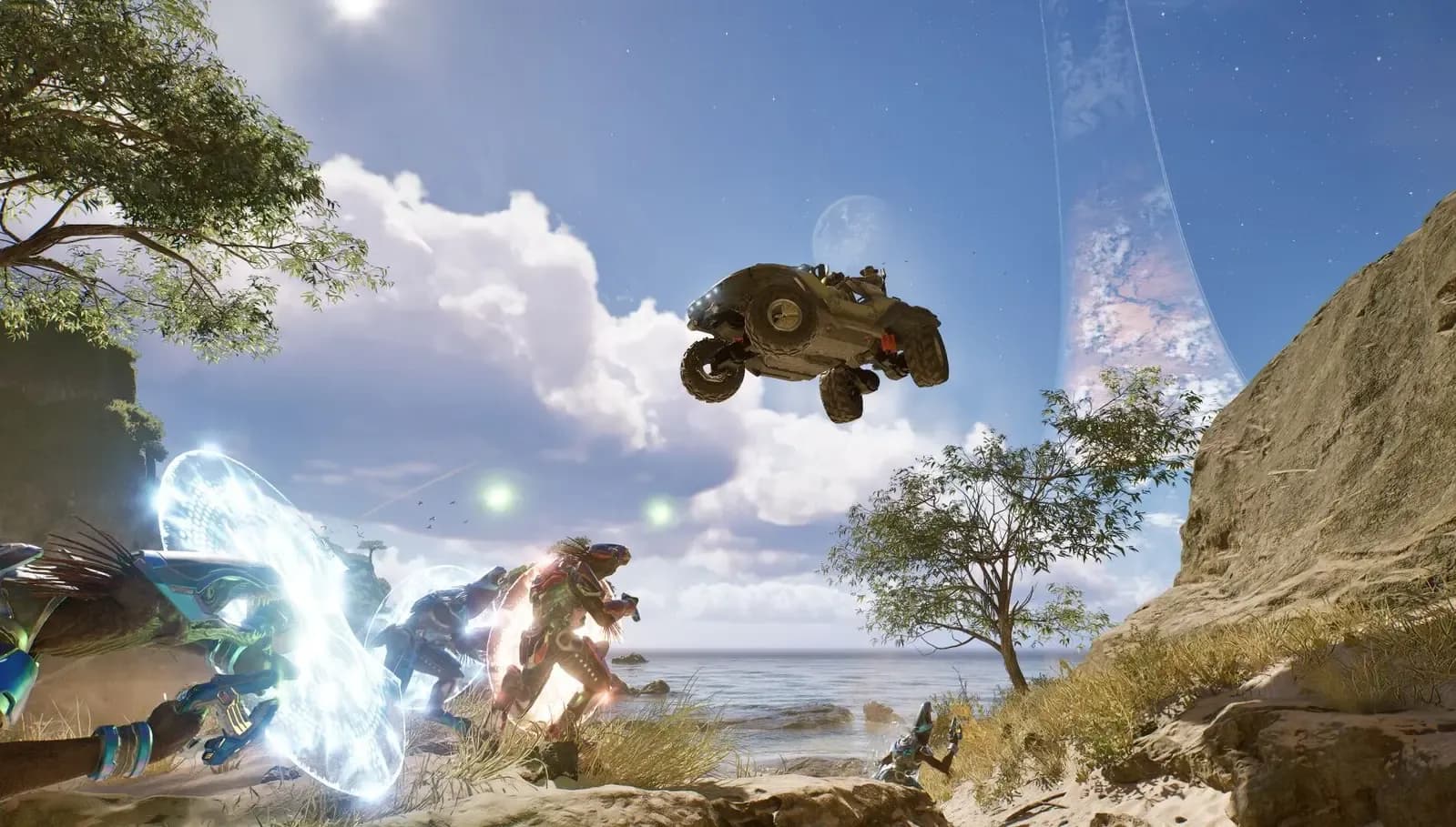Un Warthog salta sobre un grupo del Covenant en Alpha Halo. Captura promocional oficial: Xbox Game Studios y Halo Studios.