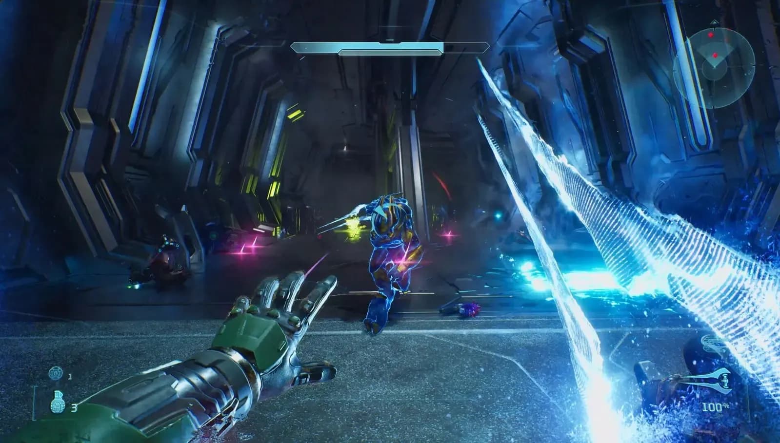 El Jefe Maestro empuña una espada de energía en una instalación Covenant. Captura promocional oficial: Xbox Game Studios y Halo Studios.
