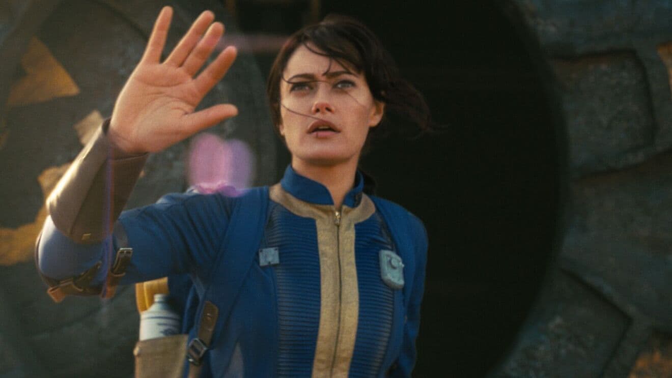 Lucy MacLean sale del Refugio 33 con el optimismo todavía intacto. Imagen: Prime Video / Amazon MGM Studios.