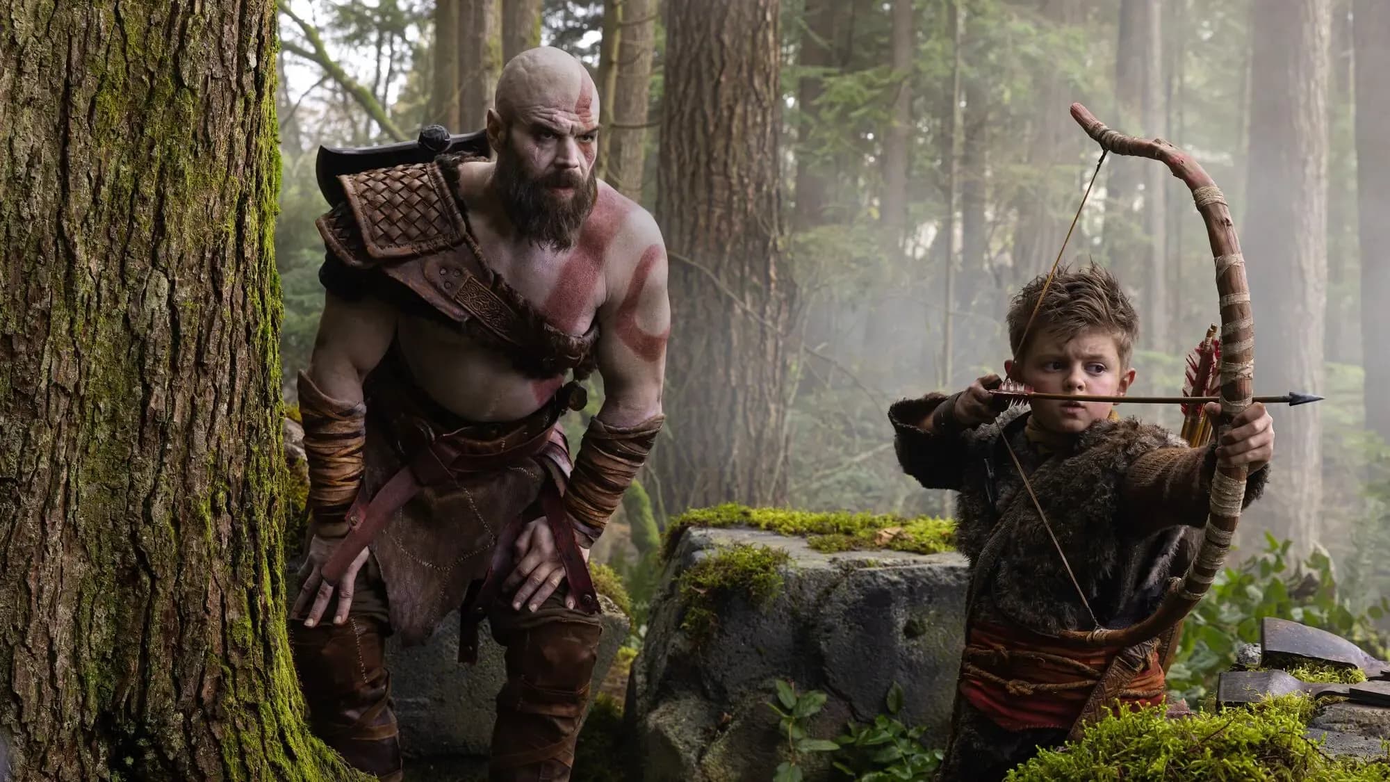 Ryan Hurst como Kratos y Callum Vinson como Atreus en el primer vistazo oficial de Prime Video. Imagen promocional oficial; © Amazon MGM Studios / Prime Video.