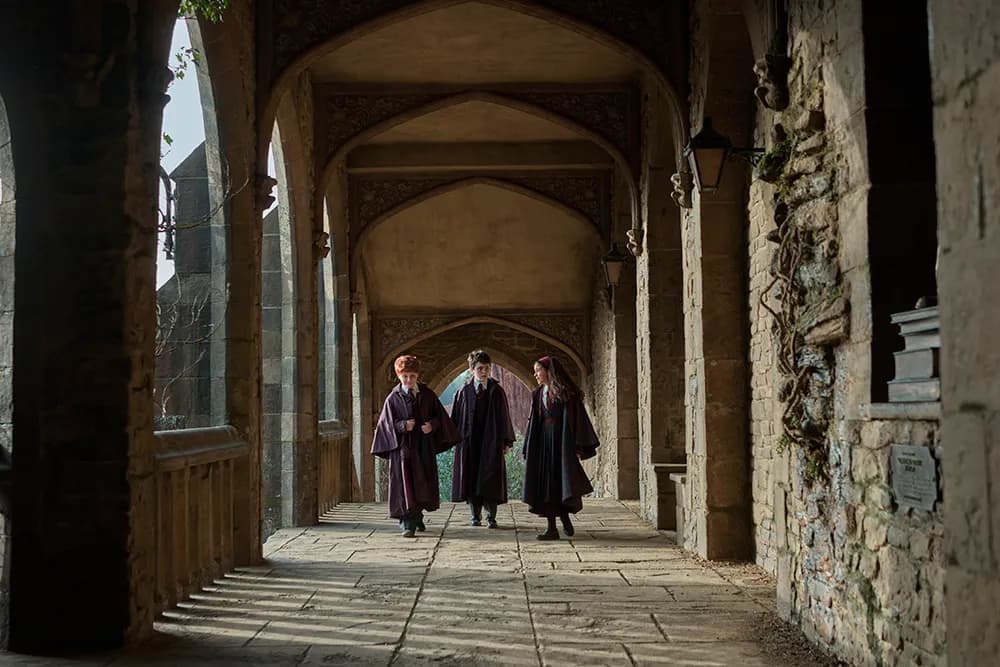 Harry, Ron y Hermione entran juntos en Hogwarts. Imagen promocional oficial de Harry Potter y HBO; © Warner Bros. Entertainment Inc.