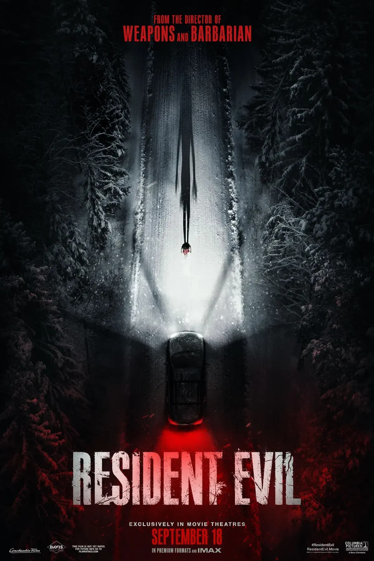 Cartel oficial de Resident Evil, con un coche avanzando por una carretera nevada y una figura suspendida sobre él. Material promocional: © 2026 CTMG, Inc.